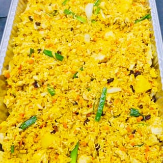 PINEAPPLE CURRY FRIED RICE TRAY (4-6 SERVINGS)